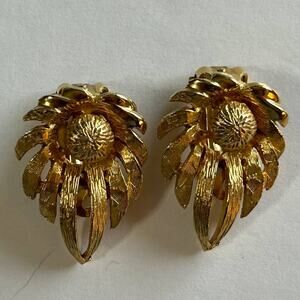Pell Vintage Gold Tone Clip On Earrings